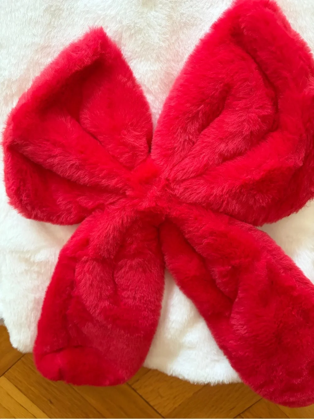 NWT White Plush Faux Fur Christmas Tree Skirt w. Large Red Bow. 48 Inches. Soft